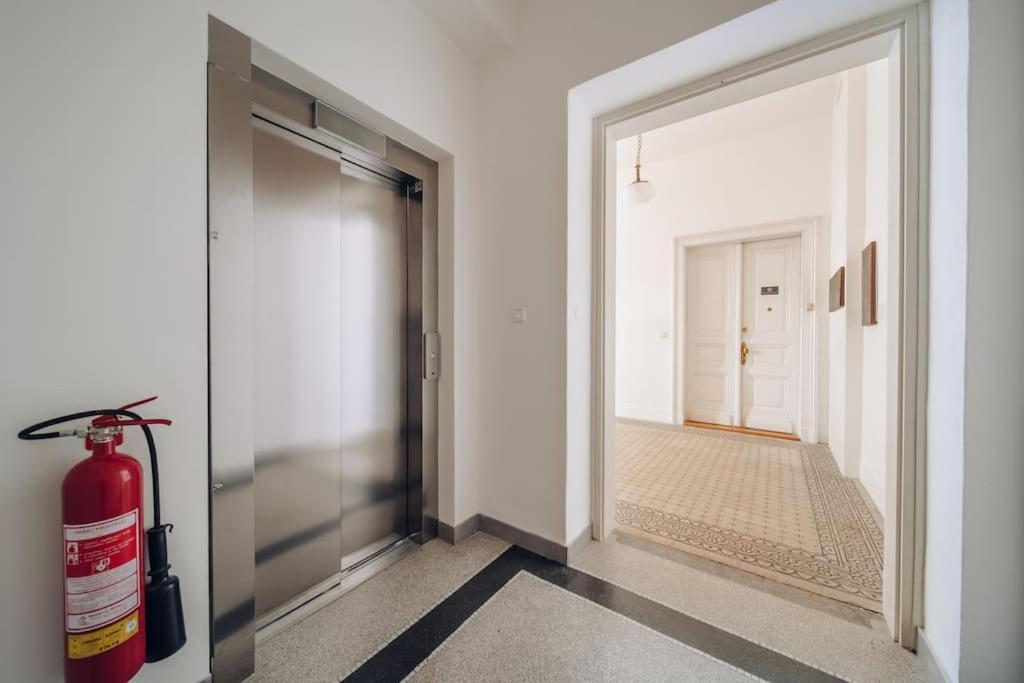 Apartamento Magnificent Historical Penthouse In The Heart Of Praga Exterior foto