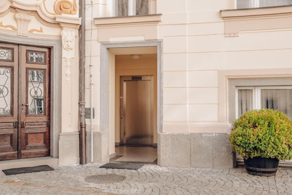 Apartamento Magnificent Historical Penthouse In The Heart Of Praga Exterior foto